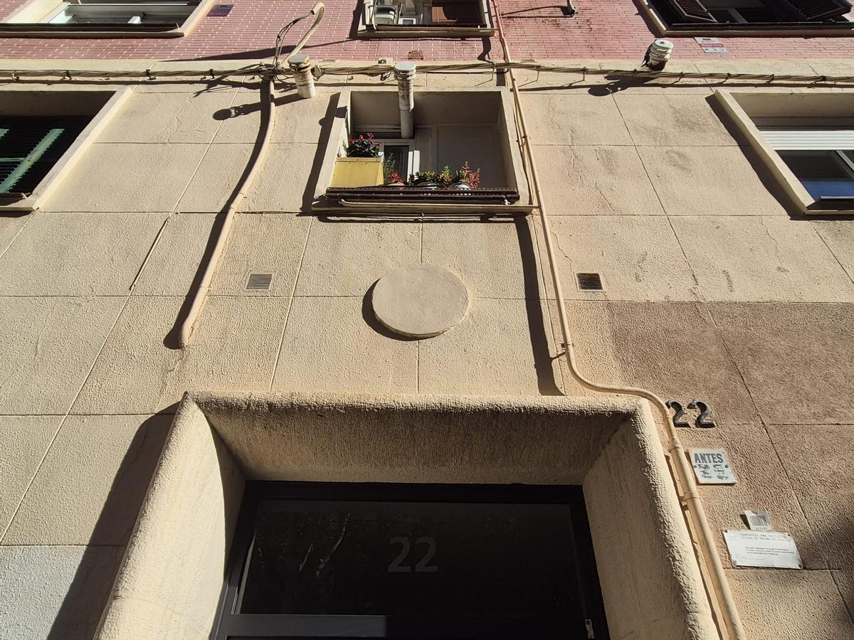 Un écusson de l'Obra Sindical del Hogar franquiste, recouvert d'un portail dans le quartier de Sant Martí, à Barcelone.