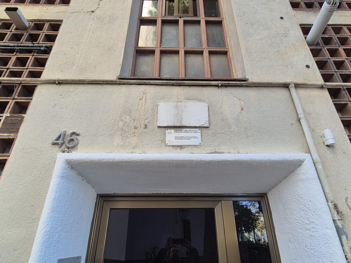 Une plaque de l'époque franquiste recouverte sur un pâté de maisons du quartier de Sant Martí, à Barcelone.