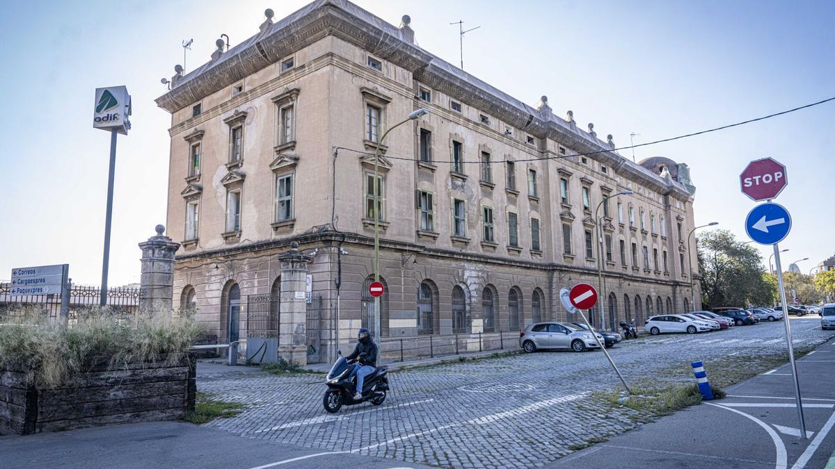 Edificio de la antigua estación de mercancías de La Sagrera construido en la década de 1920 que se prevé derribar a principios de año.