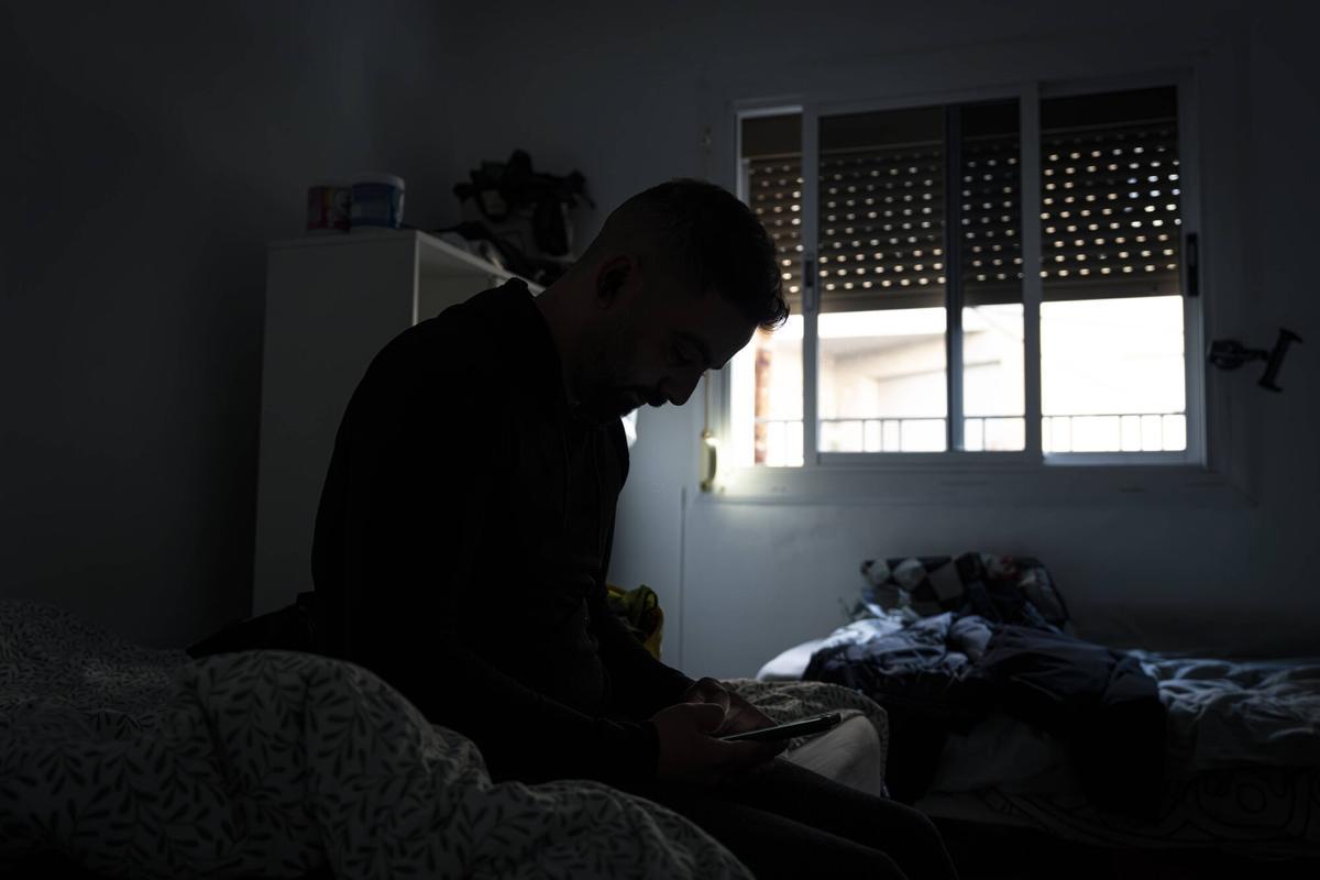 Serkan, dans sa chambre partagée.