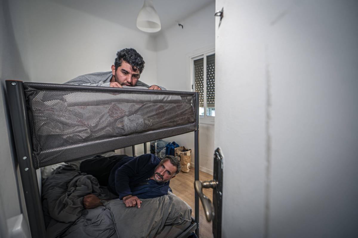 Mehmet et Izzet partagent depuis des mois un lit superposé, dans l'appartement loué par le sous-traitant pour lequel ils travaillaient au Camp Nou.