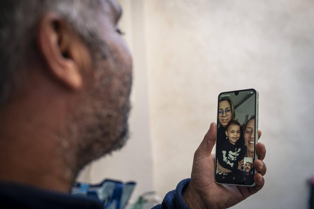 Zeki, un employé du Camp Nou, parle à sa famille par appel vidéo.
