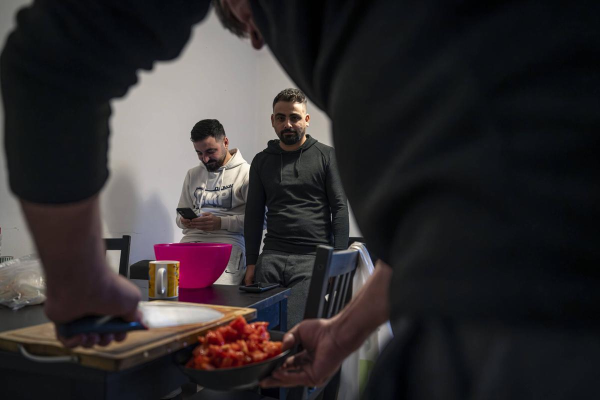 Mehmet prépare le déjeuner pour ses collègues.