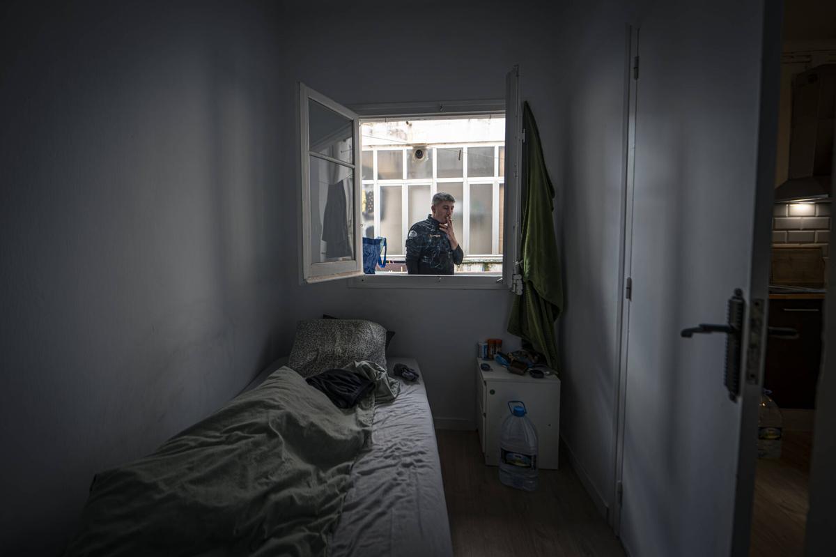 Dans l'incertitude pour exiger la régularisation : cinq travailleurs turcs licenciés des usines du Camp Nou vivent dans un appartement à Hospitalet.