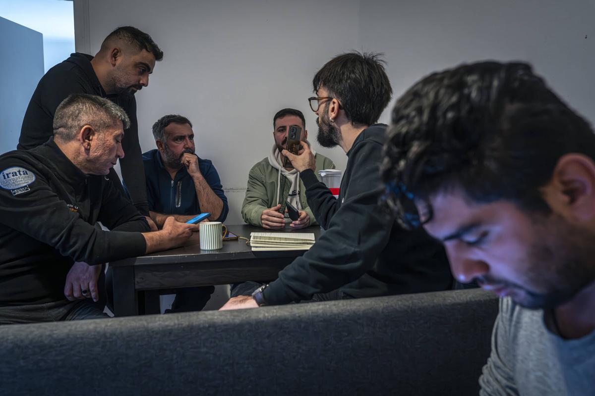 Les cinq ouvriers turcs lors de l'entretien.