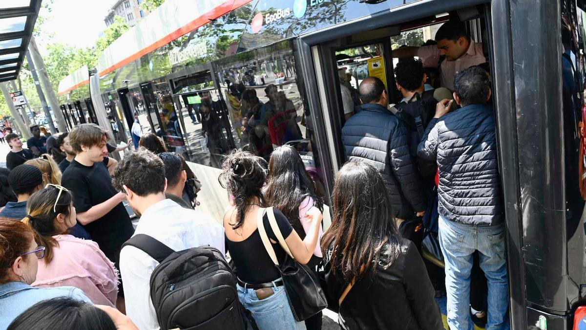 Apretones para subirse a un bus en Barcelona.