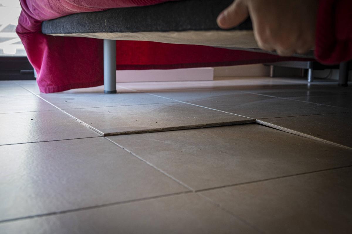 Carreaux disloqués dans une maison qui réclame une indemnisation pour les prétendus dommages causés par les travaux du Camp Nou à Barcelone.