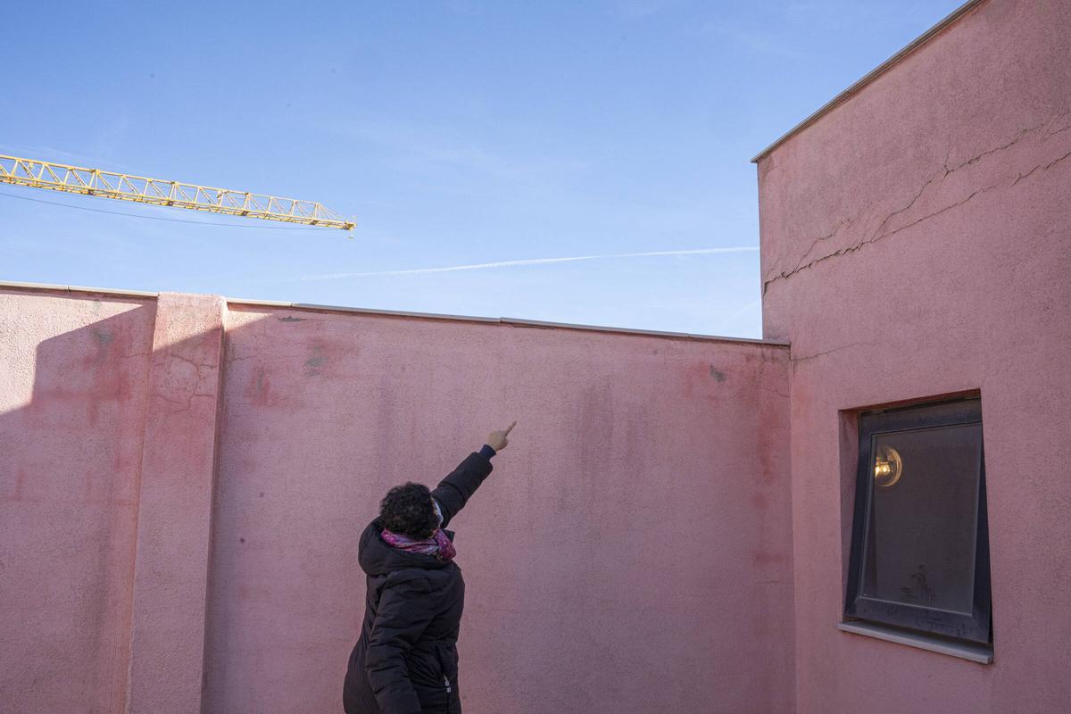 Un voisin signale quelques fissures sur la terrasse de la communauté qui a poursuivi Limañ et le Barça pour les dommages prétendument causés par la construction du Camp Nou, à Barcelone.