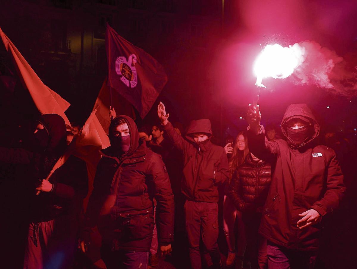 Des jeunes défilent bras levés dans Madrid lors d'une manifestation de la Phalange le 21 novembre 2025