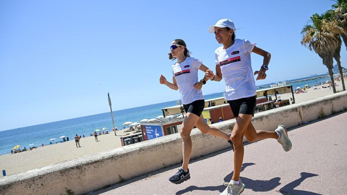 Dos corredores en el paseo marítimo de Barcelona.