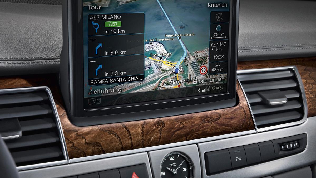 Un navegador funcionando en la pantalla de un vehículo.