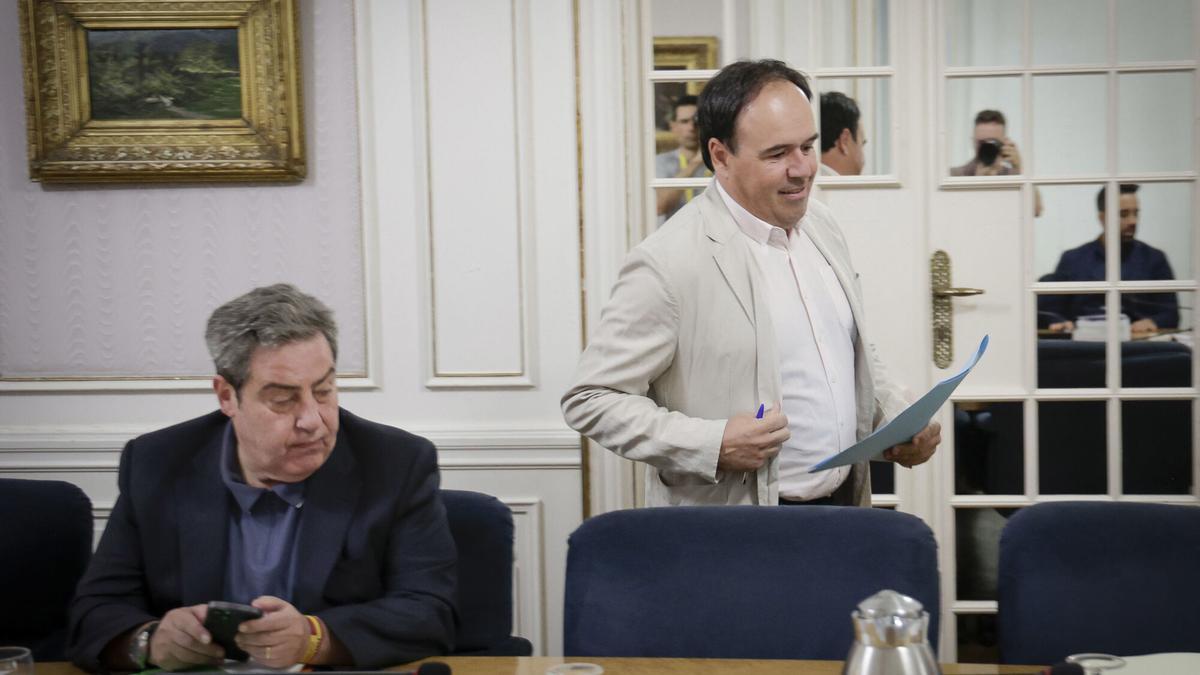 Juanfran Pérez Llorca y José María Llanos, en la última Junta de Síndics en las Corts.