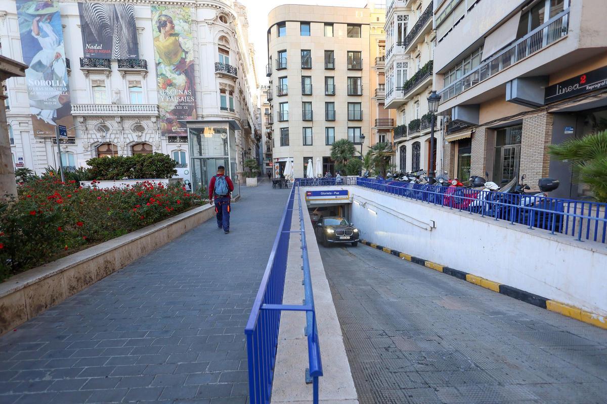 Rampe de sortie et accès piéton (à gauche de l'image) au parking situé sur la Plaza de Tetuán.