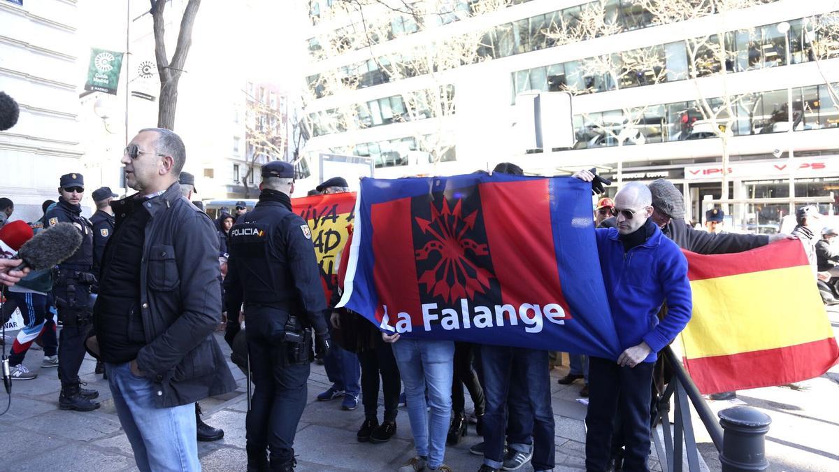 Una fotografía de archivo de varios manifestantes con la bandera de La Falange