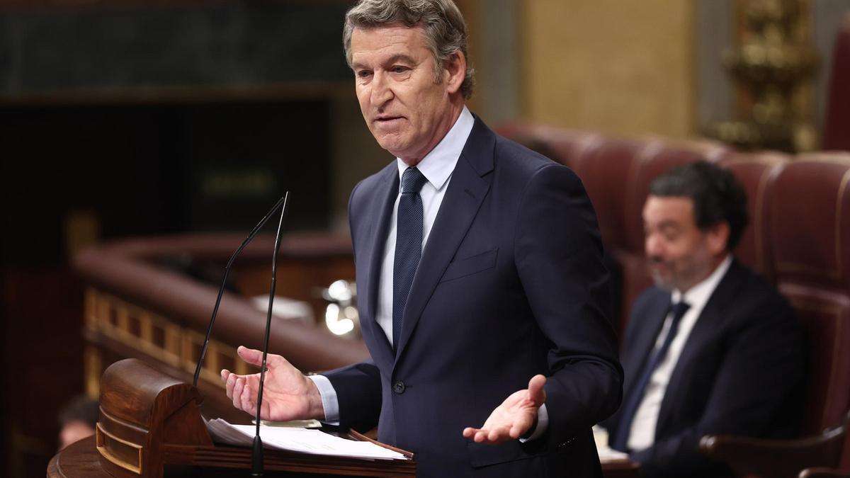 El presidente del Partido Popular, Alberto Núñez Feijóo, interviene durante una sesión de control al Gobierno, en el Congreso de los Diputados, a 12 de noviembre de 2025, en Madrid (España).