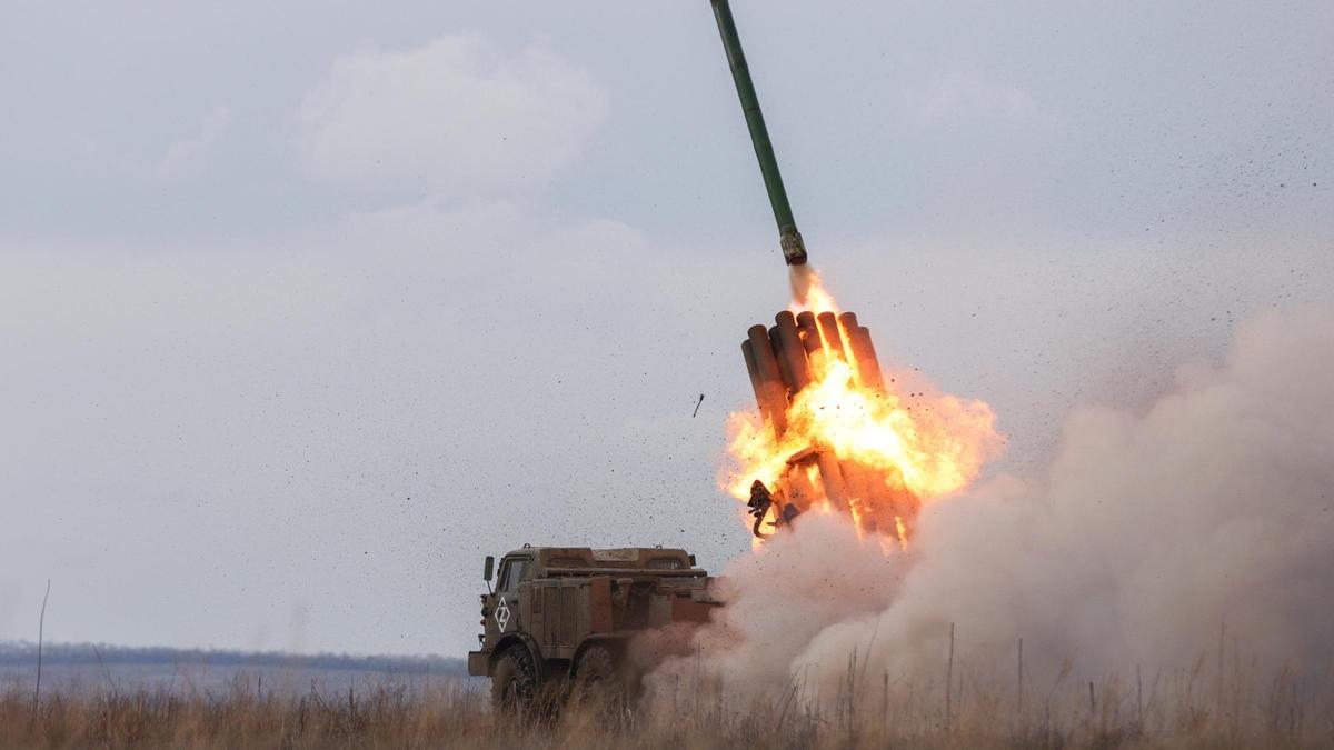 Archivo - Un lanzacohetes múltiple Uragan del Ejército de Rusia lanza un ataque en la región ucraniana de Járkov