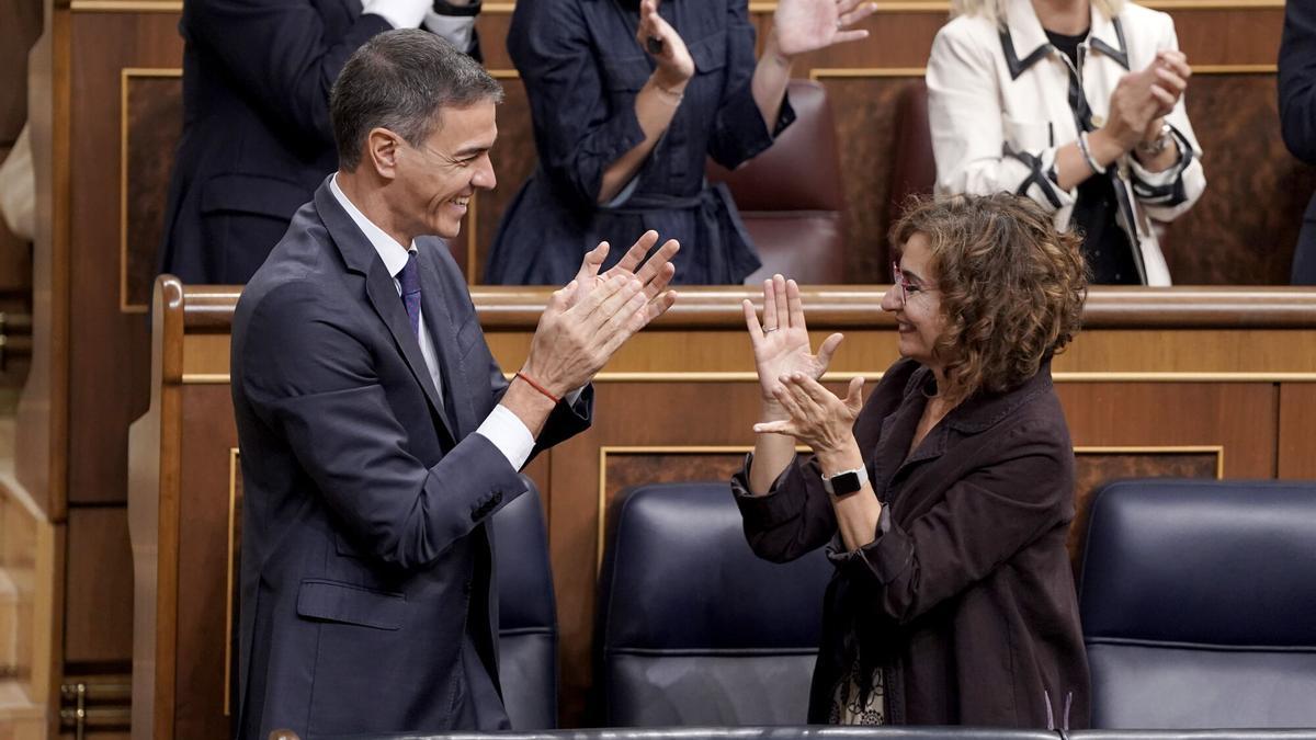Pedro Sánchez y María Jesús Montero. Pleno en el Congreso de los Diputados