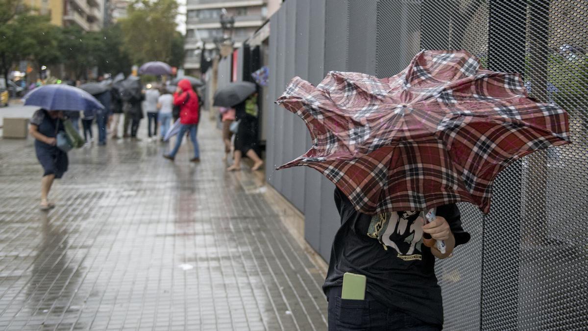 Fuerte viento y lluvia en Barcelona