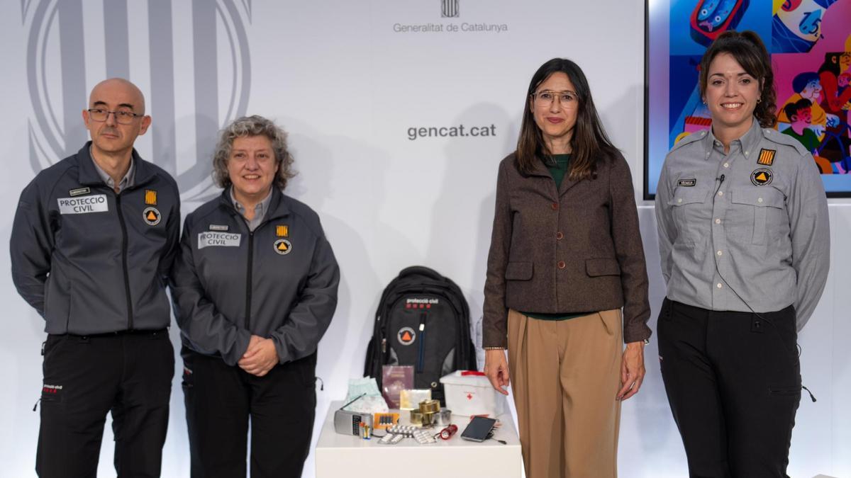 Parlon junto a representantes de Protecció Civil y el kit de emergencias