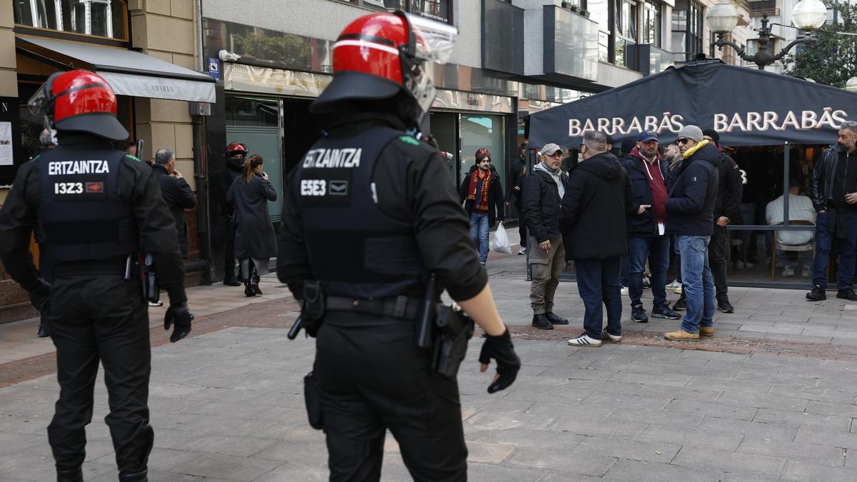 Agentes de la Ertzaintza en el casco viejo de Bilbao, antes de un partido de Liga.