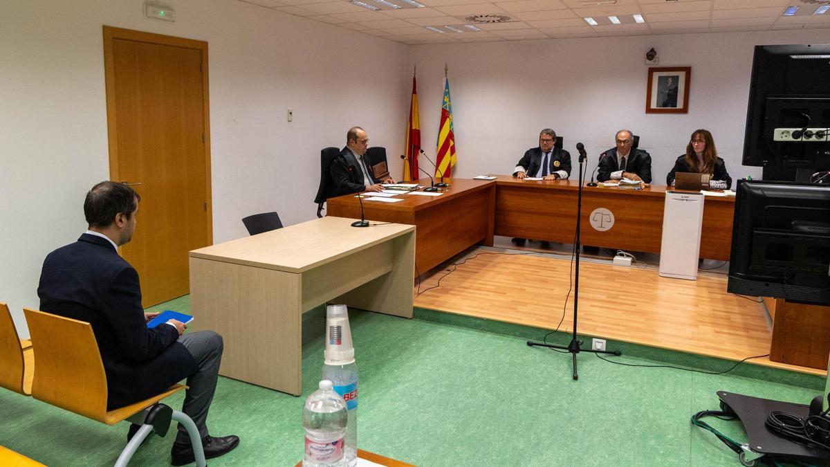 El entrenador sentado de espaldas en el banquillo el día del juicio.