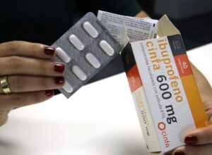 Le cardiologue Aurelio Rojas, sur les risques liés à la prise d&rsquo;ibuprofène : « Du point de vue cardiaque, c&rsquo;est l&rsquo;un des pires »