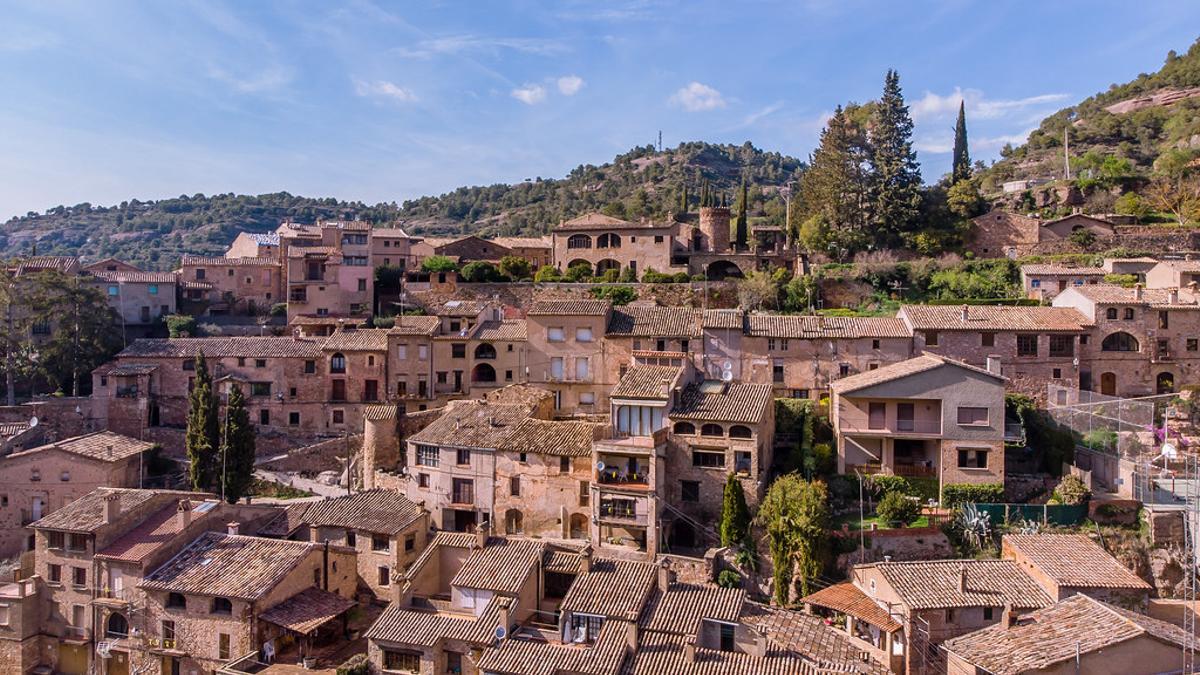Vista aérea del municipio situado en el corazón del Parc Natural de Sant Llorenç del Munt i l’Obac, en la comarca del Bages (Barcelona.)