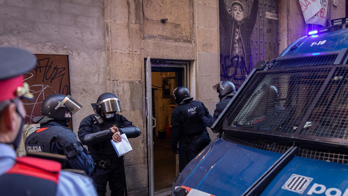 Mossos d'Esquadra ejecutando un deshaucio en una imagen de archivo