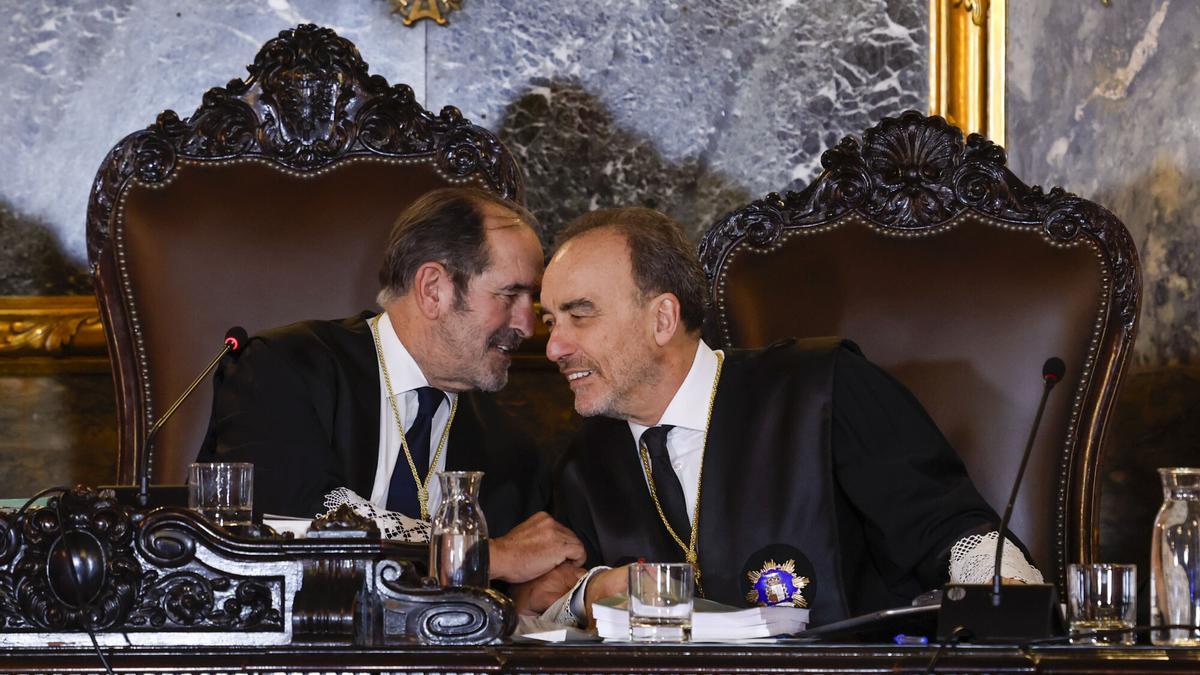 MADRID, 03/11/2025.- Los magistrados del Tribunal supremo (TS) Andrés Martínez Arrieta (i) yManuel Marchena, durante la primera jornada del juicio que se sigue en el TS contra el fiscal general del Estado, Álvaro García Ortiz, por un delito de revelación de secretos. EFE/ JJ Guillen