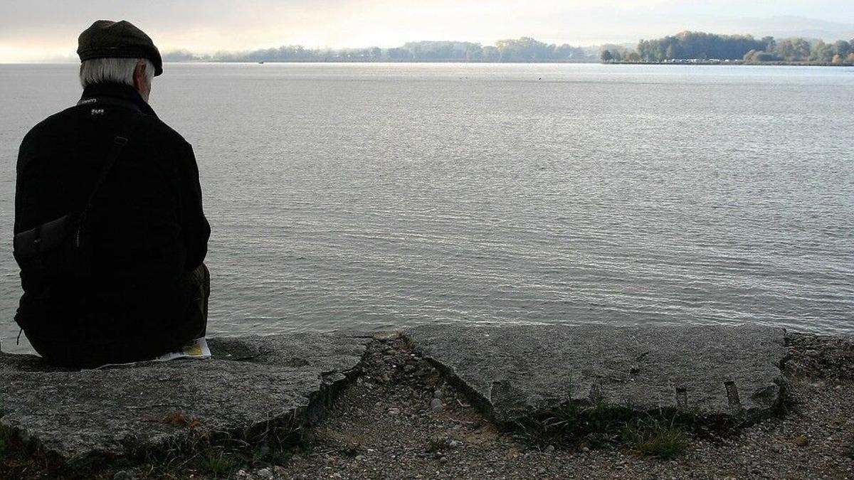 Un anciano, frente al mar.