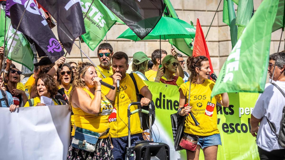 Imagen de archivo de profesores manifestándose en la plaza de Sant Jaume, en Barcelona.