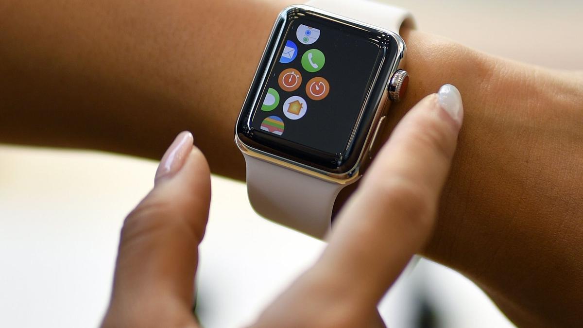 Mujer utilizando un Apple Watch