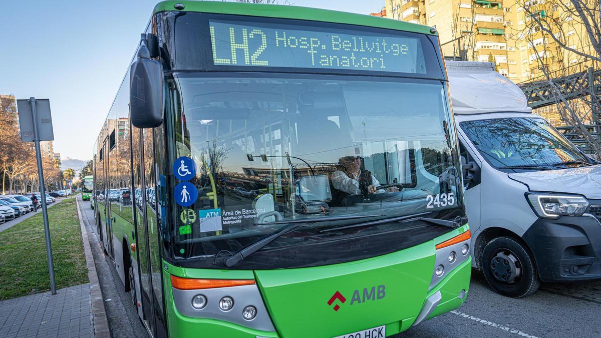 Un autobús de Moventis durante un servicio en L'Hospitalet de Llobregat.