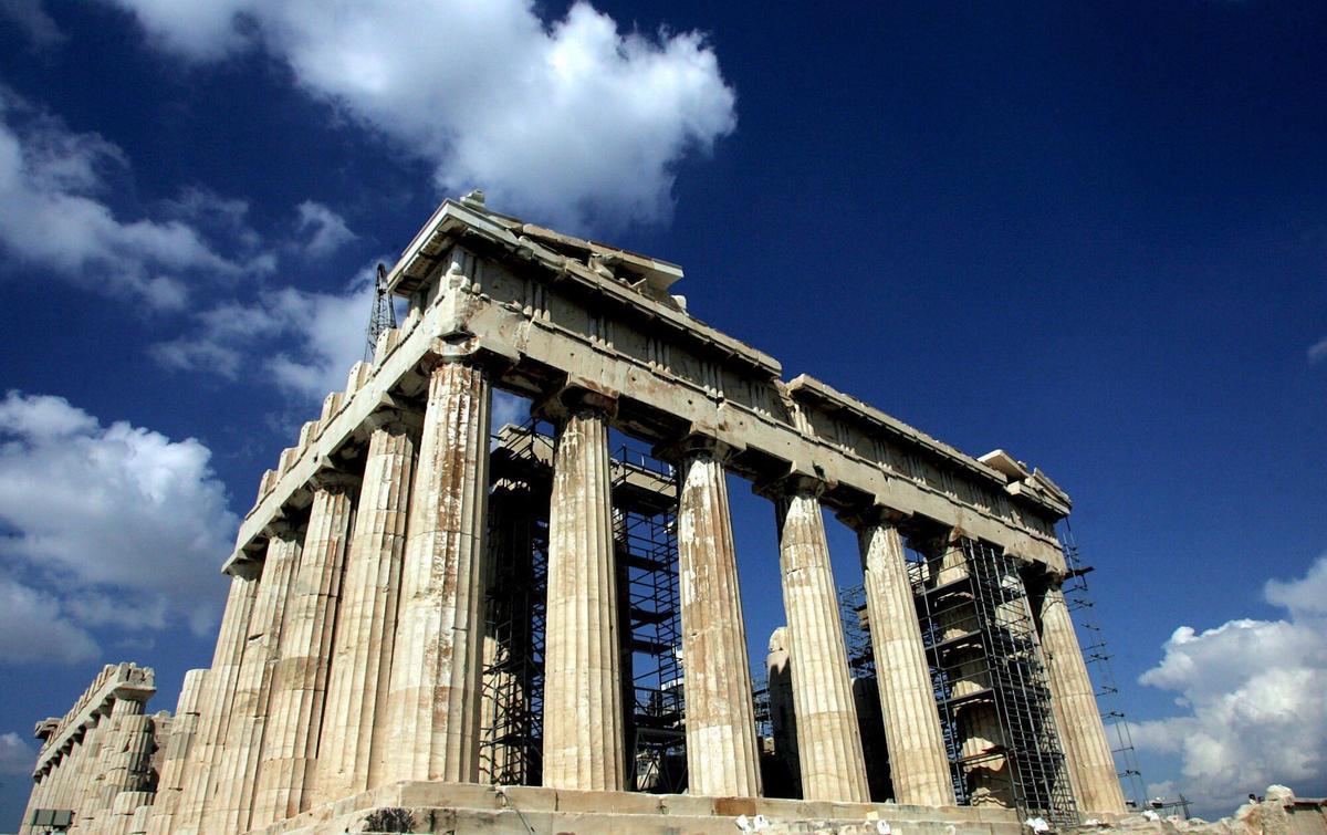 ATHÈNES (GRÈCE), 26/03/07.- Image de l'Acropole d'Athènes, où a été placée une plaque qui la classe aujourd'hui, 26 mars 2007, comme le monument le plus important de la liste des monuments européens