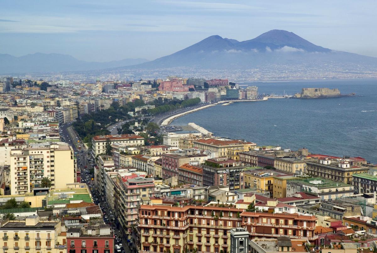CARNET DU DIMANCHE Mont Vésuve &amp; Vue sur Naples, Campanie, Italie. ITALIE, VILLES, NAPLES, VESUBIO, VOLCAN _ PUBLIÉ EPC 24/04/2012 P 71 PUBLIÉ DIMANCHE CARNET 17/05/2009 P 20/21 _ GÉNÉRAL, PLAN