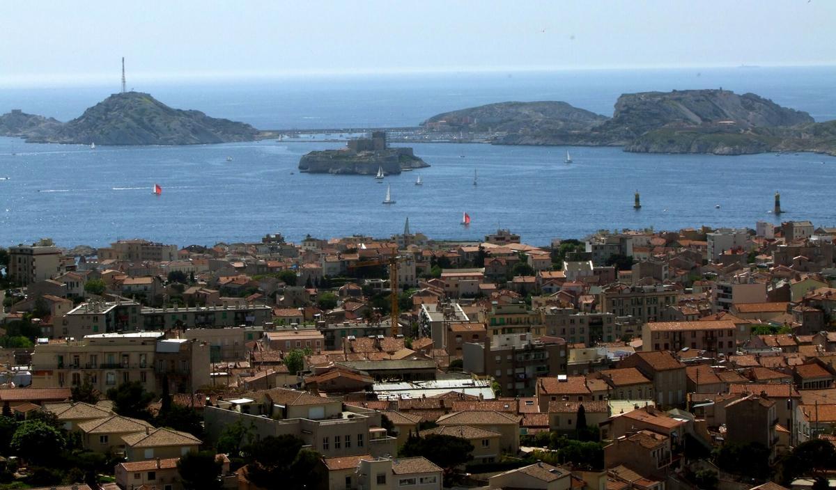 MARSEILLE 1 5 2008 VUE DE LA VILLE ET DES ILES DE LA BAIE PHOTO XAVIER JUBIERRE. FRANCE VILLES MARSEILLE, TOURISME, RAPPORT, _ PUBLIÉ ÉTÉ 18/08/2009 P 4