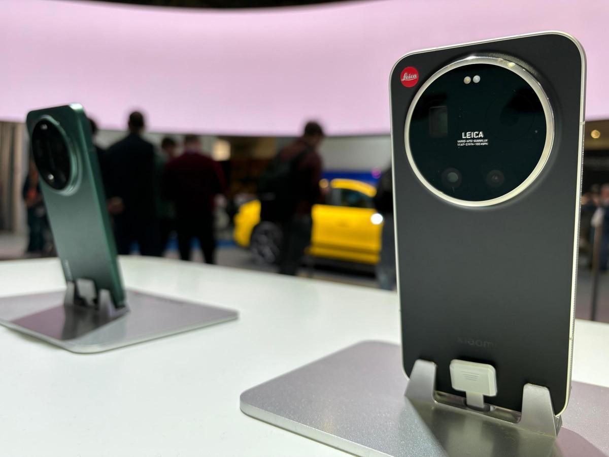 Le Xiaomi 17 Ultra et le Leitzphone, tous deux conçus en collaboration avec Leica, exposés au MWC 2026.