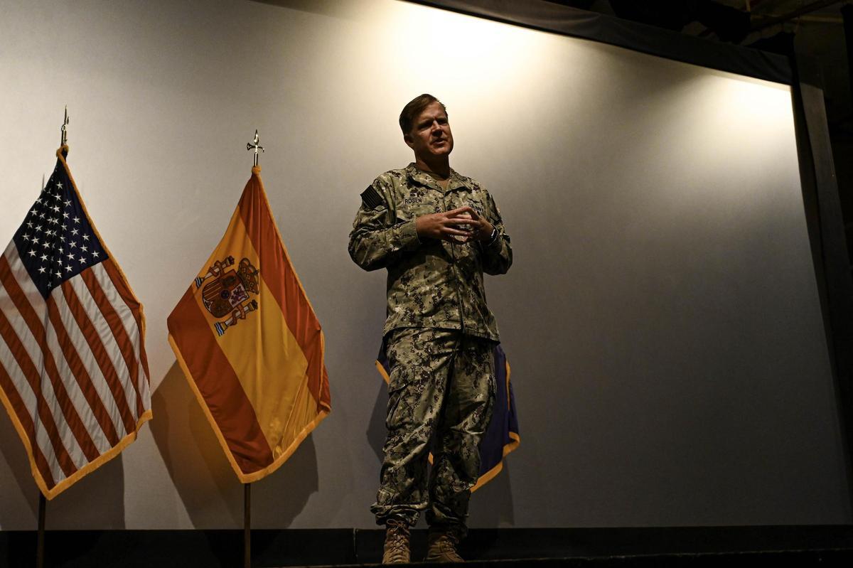 Le contre-amiral Brad Rosen, chef du Commandement naval nord-américain pour l'Europe et l'Afrique centrale, s'adresse aux marins stationnés à la base lors d'une intervention en septembre dernier.