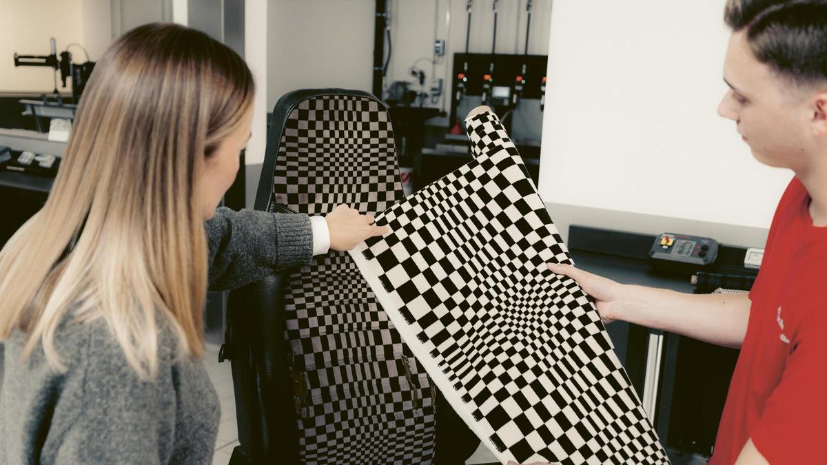 Porsche réédite ses tissus Pasha, tartan et Pepita