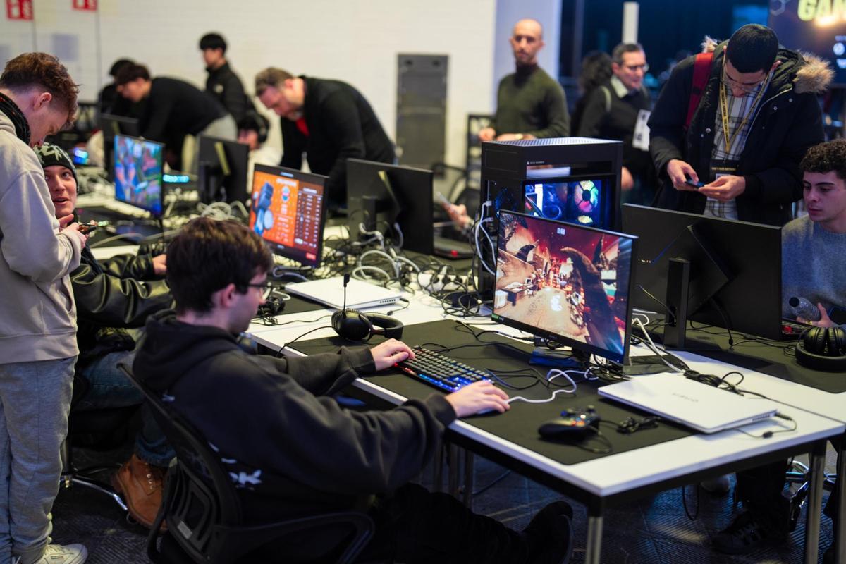 Les participants au MWC Talent Arena, dans l'espace dédié aux jeux.