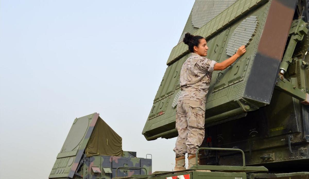 La Défense tente de réduire la dépendance espagnole à l'égard de certains capteurs d'armes à l'étranger. Sur l'image, un soldat travaille avec le radar nord-américain AN MPQ de la batterie de missiles espagnole Patriot déployée à Adana (Türkiye)