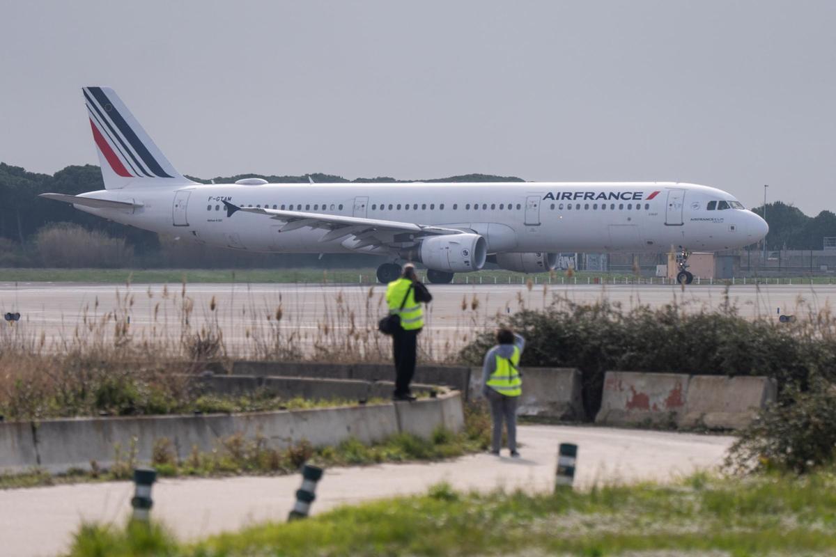 Un avion de la compagnie Air France sur la piste maritime de l'aéroport de Barcelone-El Prat, dont le revêtement sera renouvelé à partir de 2027.