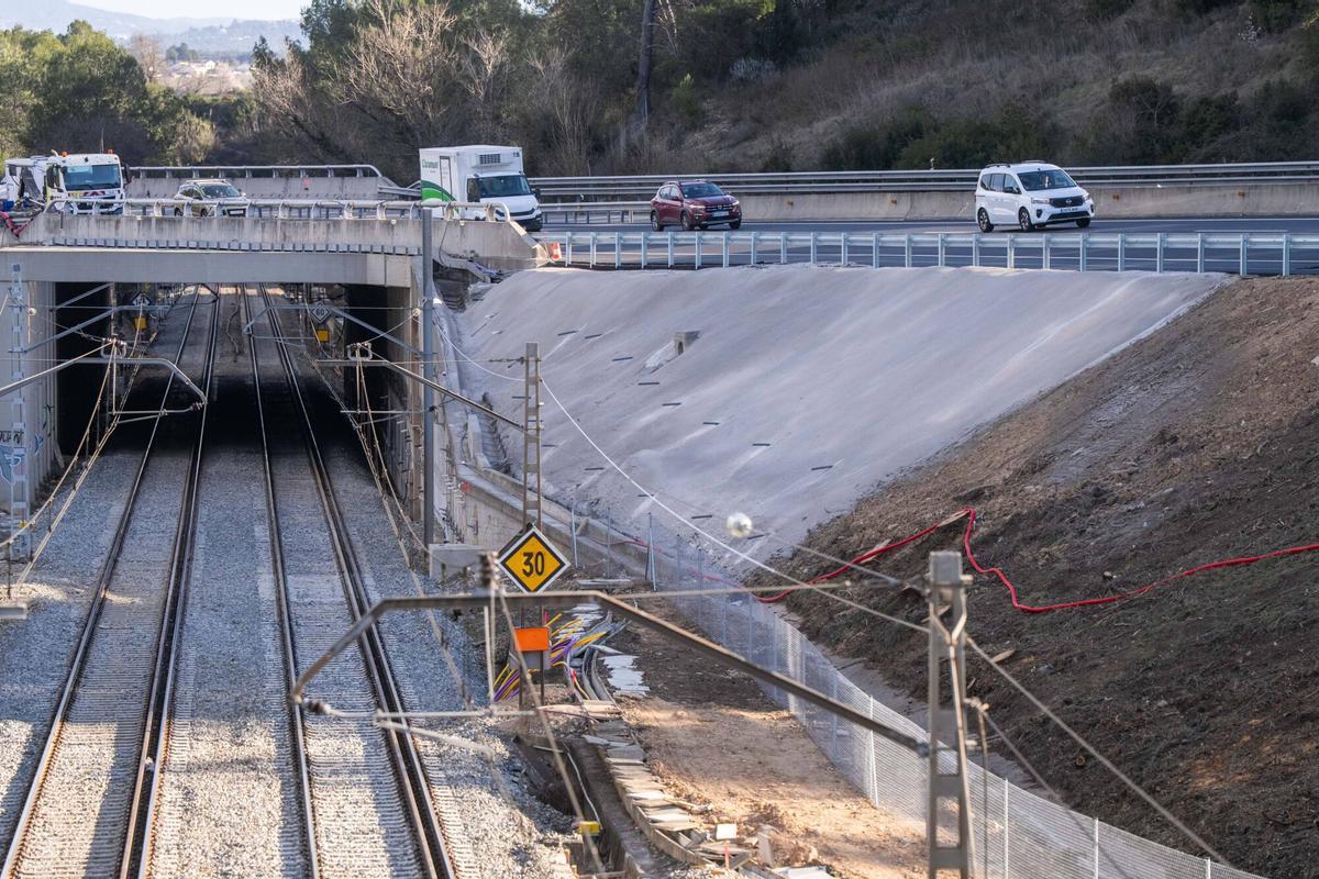 Gélida, 19/02/2026. Société. Image du point où s'est produit l'accident du train Rodalies à Gelida il y a un mois. Actuellement, la ligne reste sans service voyageurs et seuls des trains de marchandises circulent sur le tronçon concerné. Photo : Zowy Voeten / El Periódico