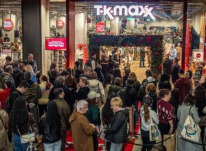 files d&rsquo;attente, foules et cartes-cadeaux le premier jour