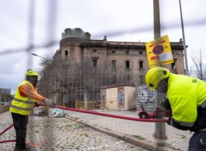 Adif vide le parking et clôture le périmètre pour la démolition imminente de l&rsquo;ancienne gare centenaire de Sagrera