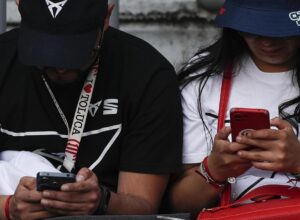 Selon le principal indice mondial du bonheur, les réseaux sociaux nous rendent malheureux