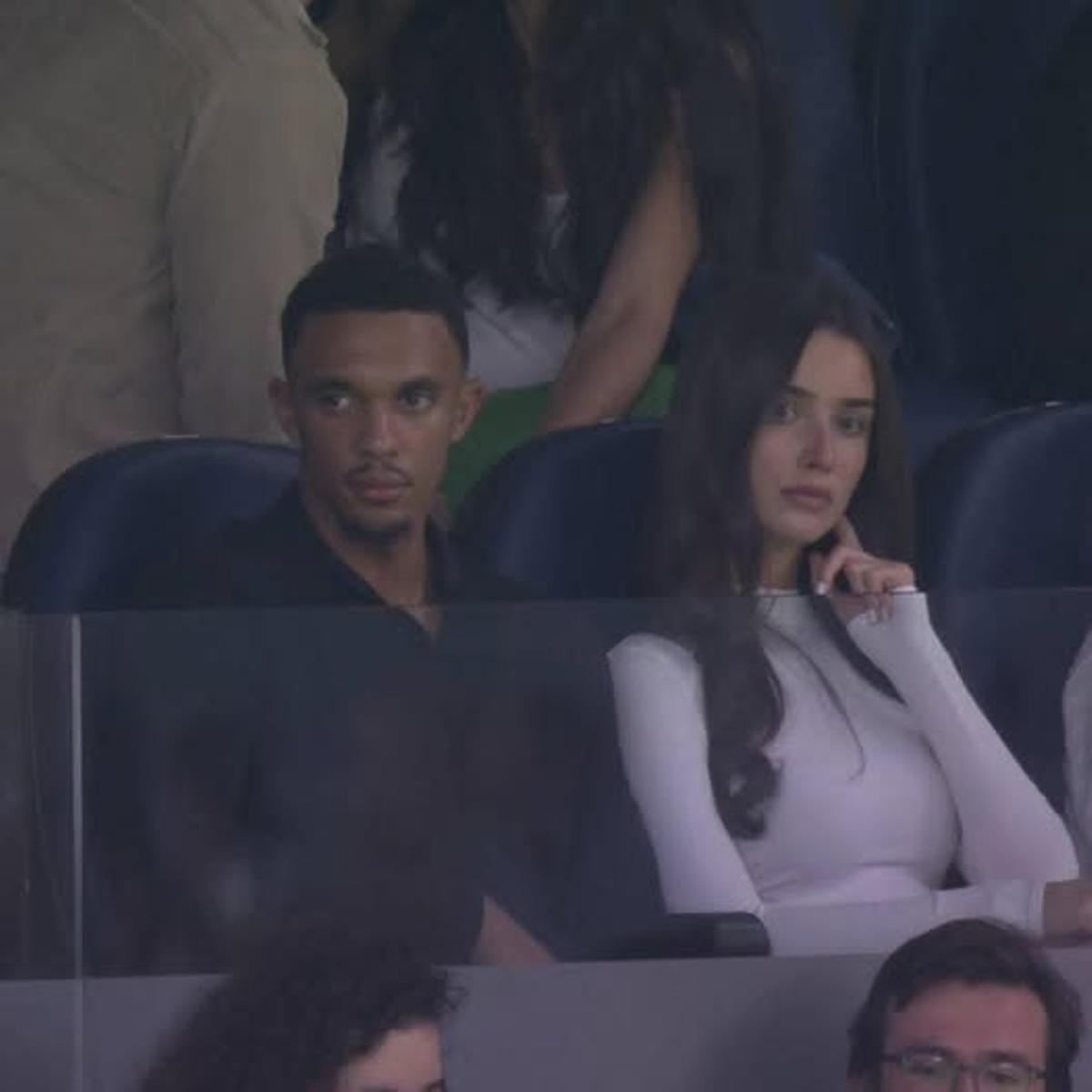 Trent Alexander Arnold et sa compagne dans les tribunes du Santiago Bernabéu.