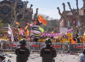 Des dizaines de milliers d&rsquo;enseignants effondrent le centre de Barcelone lors d&rsquo;une nouvelle manifestation historique : « Soit négociation, soit démission »