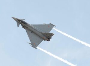 L&rsquo;Armée de l&rsquo;Air teste des systèmes pour hisser le drapeau espagnol dans les airs avec des chasseurs Eurofighter
