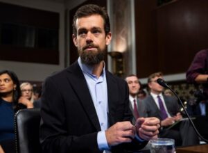 LICENCIEMENTS MASSIFS IA | La néobanque du créateur de Twitter va licencier « près de la moitié » de ses effectifs à cause de l&rsquo;IA